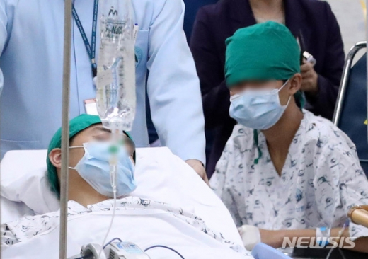 대성고 학생들이 강릉아산병원 고압산소치료센터에서 치료를 받은 후 병실로 이동하고 있다./사진=뉴시스