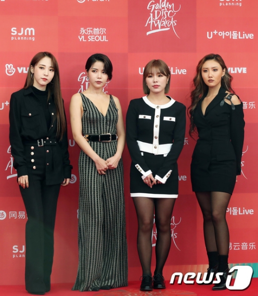 마마무 문별(왼쪽부터), 솔라, 휘인, 문별이 5일 오후 서울 구로구 고척스카이돔에서 열린 ‘제33회 골든디스크어워즈’ 레드카펫 행사에 참석해 포즈를 취하고 있다. /사진=뉴스1 권현진 기자