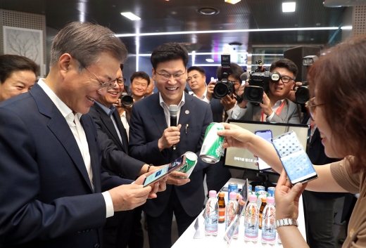 문재인 대통령이 지난해 8월 핀테크 기업 페이콕의 'QR'코드를 이용한 결제 기술을 체험하고 있다. /사진=청와대