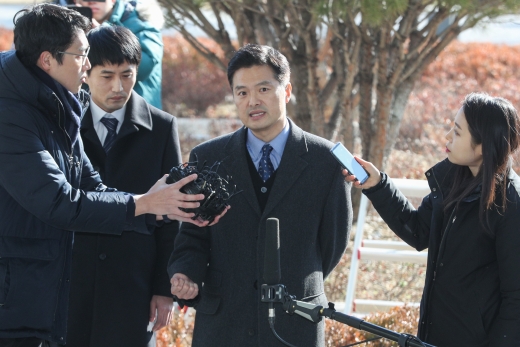 청와대 특별감찰반이 윗선의 지시로 민간인 불법 사찰을 했다고 주장하는 김태우 수사관 이 검찰의 참고인 조사를 받기 위해 서울 송파구 서울동부지방검찰청으로 들어서던 중 취재진의 질문에 답하고 있다. /사진=뉴스1 DB