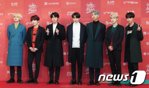 방탄소년단(BTS) 뷔(왼쪽부터), 슈가, 진, 정국, RM, 지민, 제이홉이 6일 오후 서울 구로구 고척스카이돔에서 열린 ‘제33회 골든디스크어워즈’ 레드카펫 행사에 참석해 포즈를 취하고 있다./사진=뉴스1