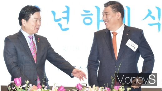 [머니S포토] 의견 나누는 홍종학-최승재