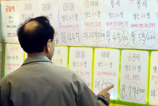한 서울시민이 송파구의 한 공인중개업소에 올라온 매물을 살펴보는 모습. /사진=뉴시스 DB