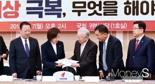[머니S포토] 경제4단체, 정책 건의서 전달