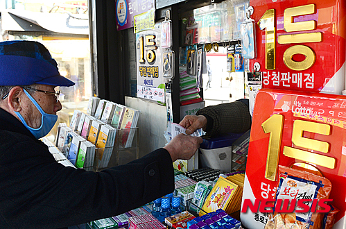 한 시민이 로또복권을 구매하고 있다. /사진=뉴시스
