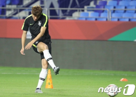 대한민국 축구대표팀 공격수 황의조가 2019 아시아축구연맹(AFC) 아시안컵 필리핀과의 경기를 하루 앞둔 지난 6일 오후(현지시간) 아랍에미리트 두바이 알 막툼 스타디움에서 훈련을 하고 있다. /사진=뉴스1