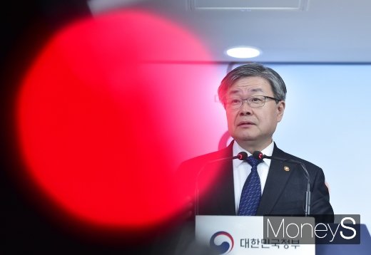 [머니S포토] 최저임금 체계 브리핑, 이재갑 장관