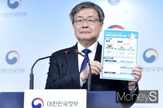 이재갑 고용노동부 장관이 7일 서울 세종로 정부서울청사에서 최저임금 결정체계 개편 관련 브리핑을 개최를 갖고 있다. / 사진=임한별 기자