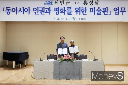 전남 신안군, 민중작가 홍성담과 손잡은 까닭