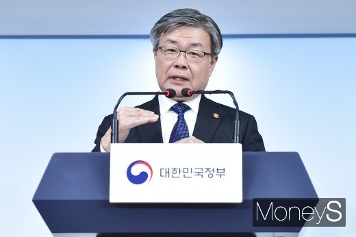 [머니S포토] 답변하는 이재갑