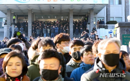 제주 제2공항반대 농성 천막 강제 철거를 두고 제주녹생당과 행정대집행을  준비 중인 공무원이 대치하고 있다. 사진=뉴시스