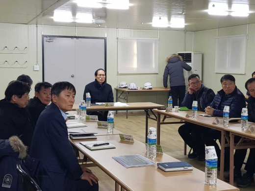 7일 정의돌 의왕시 부시장이 백운밸리 기반시설을 찾아 현장 점검을 받고 있다. / 사진제공=의왕시