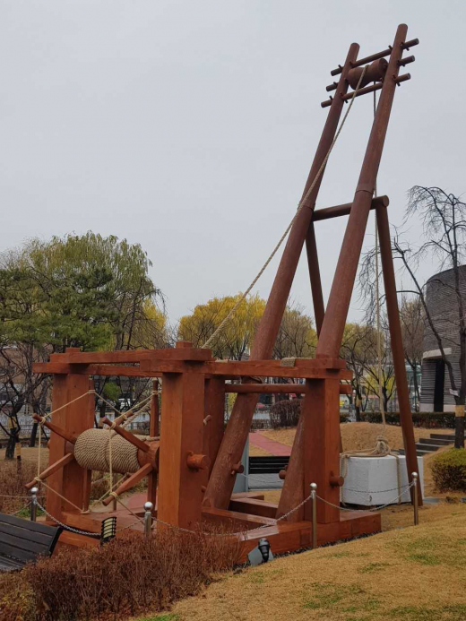 수원화성박물관 야외전시장에 전시된 녹로. / 사진제공=수원시