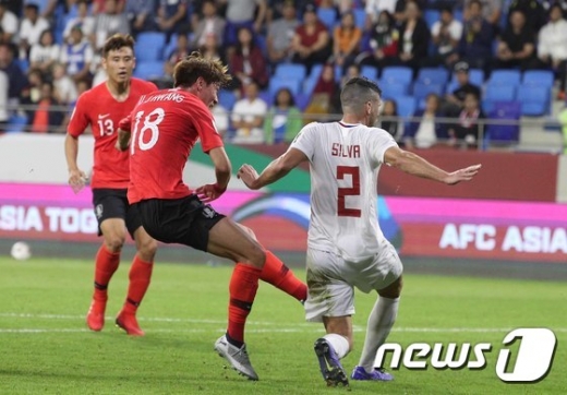 한국은 7일 오후 10시30분(한국시간)부터 아랍에미리트(UAE) 두바이 알마쿱 스타디움서 열린 2019 아시아축구연맹(AFC) 아시안컵 조별리그 C조 1차전에서 슈팅을 날리고 있는 한국 대표팀의 공격수 황의조(가운데). /사진=뉴스1