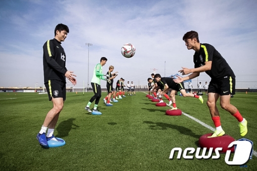 이제는 한국 축구 대표팀의 든든한 선배들로 자리 잡은 기성용(왼쪽)과 이청용. /사진=뉴스1