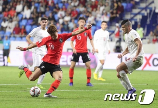 지난 7일 밤 10시 30분(한국시간) 아랍에미리트 두바이 알막툼 스타디움에서 열린 2019 아시아축구연맹(AFC) 아시안컵 C조 조별리그 1차전에서 후반 22분에 결승골을 터뜨린 한국 대표팀의 공격수 황의조(왼쪽). /사진=뉴스1