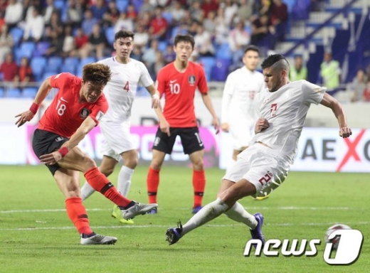 7일 오후 10시30분(한국시간)부터 아랍에미리트(UAE) 두바이 알마쿱 스타디움서 열린 2019 아시아축구연맹(AFC) 아시안컵 조별리그 C조 1차전 필리핀전에서 선제골을 터뜨린 한국 대표팀의 황의조(왼쪽). /사진=뉴스1