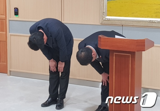 경북 예천군의회 이형식 의장과 박종철 부의장(왼쪽)이 4일 군의회에서 해외연수기간 중 가이드 폭행사건과 관련, 사과문을 발표하고 고개숙여 사죄하고 있다. /사진=뉴스1
