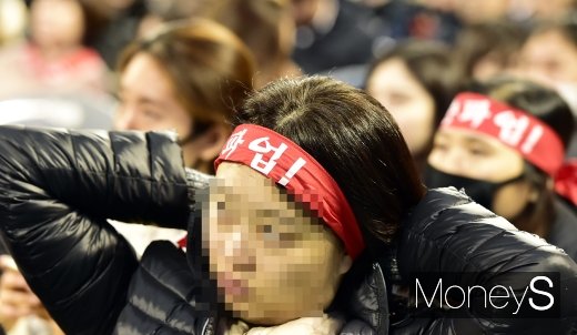 [머니S포토] 국민은행 총파업 돌입, 머리 띠 두르는 노조원