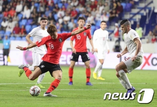 지난 7일 밤 10시 30분(한국시간) 아랍에미리트 두바이 알막툼 스타디움에서 열린 2019 아시아축구연맹(AFC) 아시안컵 C조 조별리그 1차전에서 후반 22분에 결승골을 터뜨린 한국 대표팀의 공격수 황의조(왼쪽). /사진=뉴스1