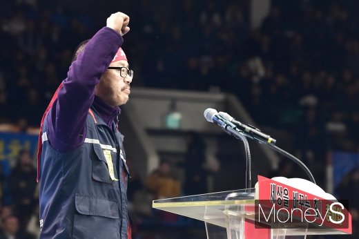 [머니S포토] 투쟁 외치는 박홍배 국민은행 노조위원장