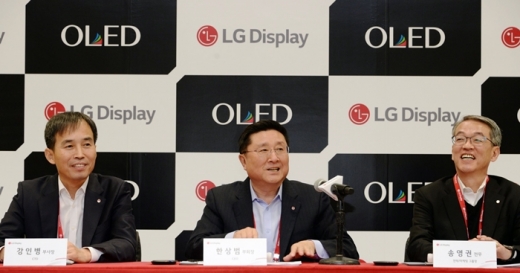 왼쪽부터 강인병 최고기술책임자 부사장, 한상범 CEO 부회장, 송영권 전략·마케팅그룹장 전무. /사진=LG디스플레이