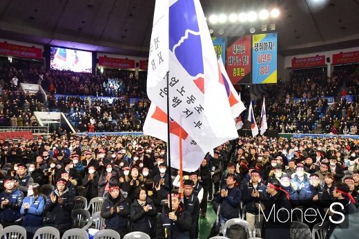 [머니S포토] 국민은행 노조 파업, 깃발 높이 들고 행진
