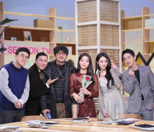배우 설인아(왼쪽 4번째). /사진=설인아 인스타그램