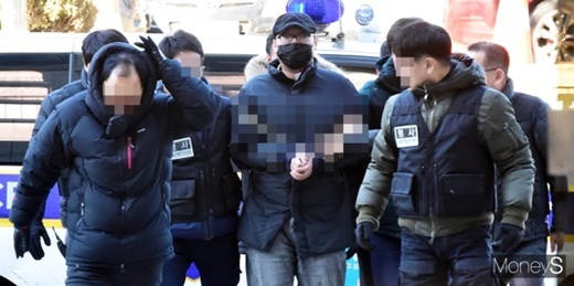 병원에서 진료를 받던 중 의사를 살해한 혐의(살인)를 받는 박모씨가 지난 2일 오후 구속 전 피의자 심문(영장실질심사)을 받기 위해 서울 종로경찰서를 나서 서울중앙지법으로 향하고 있다. /사진=임한별 기자