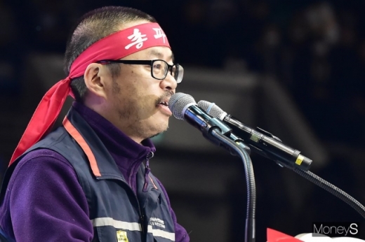 박홍배 국민은행 노조위원장이 8일 오전 서울 송파구 학생체육관에서 총파업 관련 기자회견을 갖고 있다./사진=임한별 기자