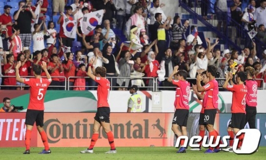 한국 축구대표팀 선수들이 7일 오후(현지시간) 아랍에미리트 두바이 알 막툼 스타디움에서 열린 2019 아시아축구연맹(AFC) 아시안컵 조별리그 C조 대한민국과 필리핀의 경기에서 1-0으로 승리한 후 관중들에게 인사하고 있다. /사진=뉴스1