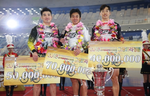 2018 그랑프리에서 3년 연속 챔피언을 차지한 정종진(가운데). /사진=국민체육진흥공단