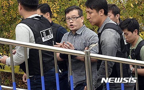 성병대가 지난 2016년 10월 서울 강북구 오패산터널 인근 도로에서 현장검증하며 소리를 지르고 있다. /사진=뉴시스