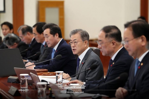 문재인 대통령이 8일 청와대 본관에서 열린 2019년 첫 국무회의를 주재하고 있다../사진=청와대 페이스북