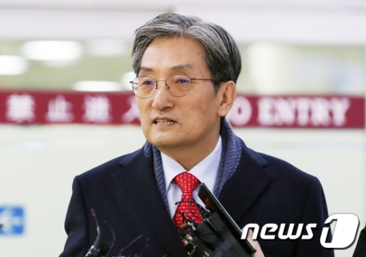 새 대통령비서실장 내정자로 알려진 노영민 주중대사가 8일 서울 김포공항을 통해 입국했다./사진=뉴스1 황기선 기자