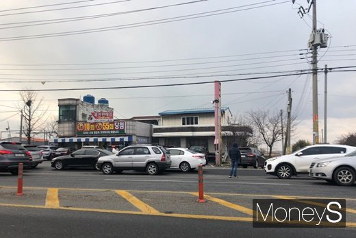 로또 명당 인근 도로에 차량들이 몰린 모습. /사진=김경은 기자