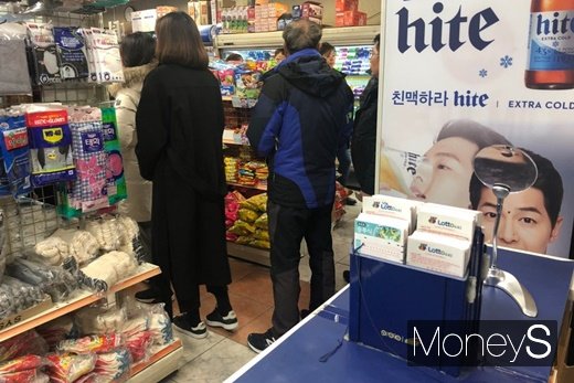 로또를 구매하기 위해 줄을 선 모습. /사진=김경은 기자