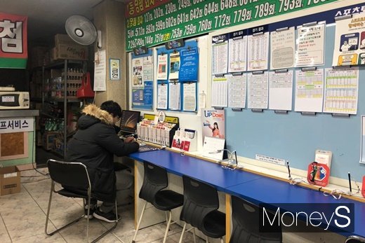 지난 1일 충남 아산시의 로또 판매점에서 한 시민이 로또 번호를 기입하고 있다. /사진=김경은 기자