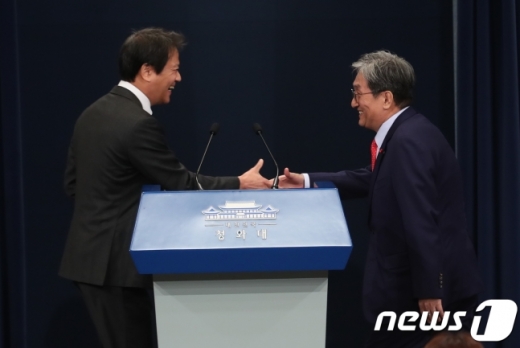 임종석 청와대 비서실장이 8일 오후 청와대 춘추관에서 2기 청와대 참모진 인선을 발표하며 신임 비서실장으로 내정된 노영민 주중대사와 악수를 하고 있다. /사진=뉴스1