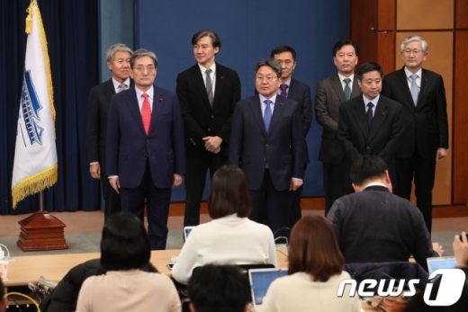 8일 오후 청와대 춘추관에서 열린 2기 청와대 참모진 인선 발표 기자회견에서 노영민 신임 비서실장 내정자(왼쪽부터), 강기정 정무수석 내정자, 윤도한 국민소통수석 내정자가 나란히 소개되고 있다./사진=뉴스1