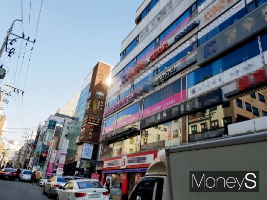 성형외과가 모여 있는 압구정역 거리/사진=김설아 기자