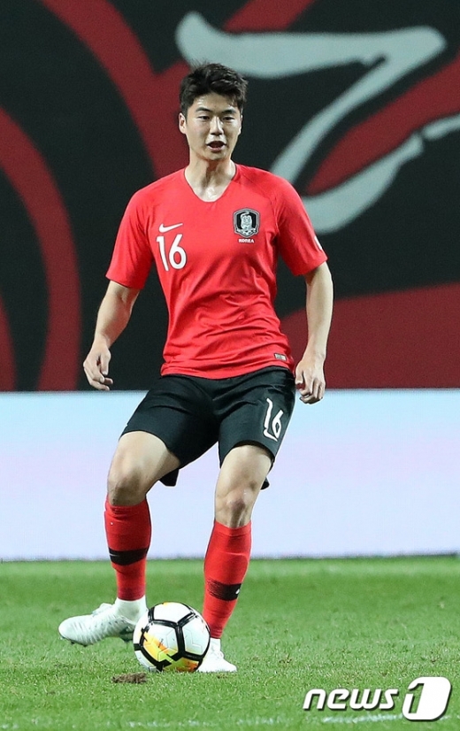 지난 7일(한국시간) 아랍에미리트(UAE) 두바이 알 막툼 스타디움에서 열린 2019 아시안컵 C조 조별리그 필리핀과의 1차전에서 햄스트링 부상을 당한 한국 축구 대표팀의 기성용. /사진=뉴스1