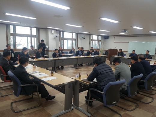 지난 8일 경상남도는 정부의 생활체육시설 확충 지원사업 예산 확보 방안에 대한 아이디어와 의견을 토론했다./사진=경남도