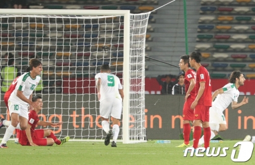 지난 8일 오후 아랍에미리트 아부다비 자예드 스포츠 시티 스타디움에서 열린 2019 AFC 아시안컵 조별리그 D조 1차전 베트남과 이라크의 경기에서 동점골을 헌납한 후 고개를 떨군 베트남 선수진. /사진=뉴스1
