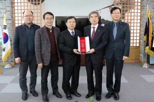 부산항만공사가 조달청으로부터 기관표창과 공로상을 수상했다. /사진=부산항만공사