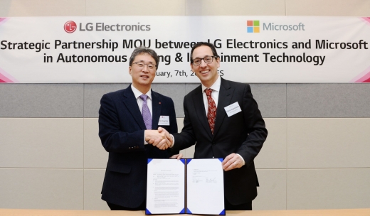 LG전자가 7일(현지시간) 미국 라스베이거스 컨벤션센터에서 마이크로소프트(MS)와 인공지능 자율주행 SW 개발을 위한 업무협약(MOU)를 체결했다. 왼쪽부터 김진용 LG전자 VS사업본부장, 크리스 카포셀라 MS 최고 마케팅 책임자. /사진=LG전자