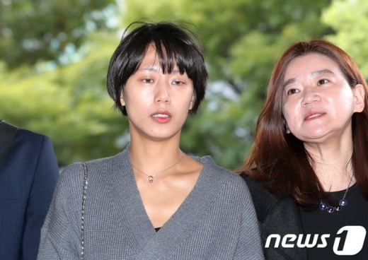 비공개 촬영회에서 노출사진을 강요당하고 성추행당했다고 폭로한 유튜버 양예원씨가 지난해 10월 서울 마포구 서부지법에서 열린 공판에서 공개증언을 하기 위해 출석하고 있다. /사진=뉴스1