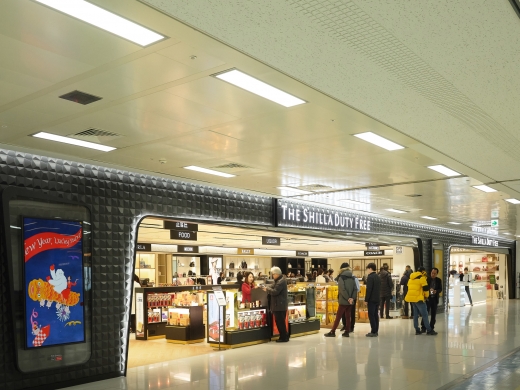 호텔신라가 운영하는 신라면세점이 이달 9일부터 제주공항 국제선에서 면세점 영업을 시작했다. 고객들이 신라면세점 제주공항점에서 쇼핑을 하고 있다./사진=신라면세점