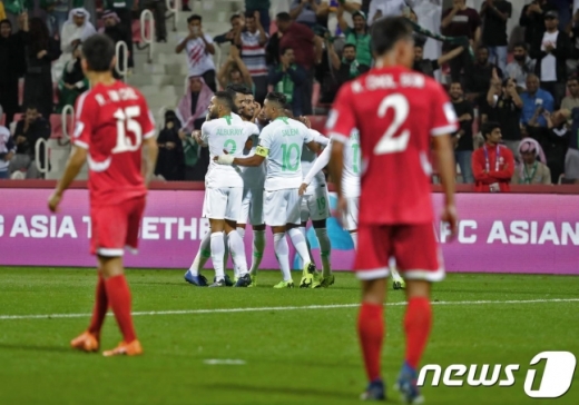 9일(한국시간) 아랍에미리트(UAE) 두바이의 라쉬드 스타디움서 열린 사우디아라비아(사우디)와의 2019 AFC 아시안컵 1차전에서 대패를 당한 후 고개를 떨군 북한 선수진. /사진=뉴스1