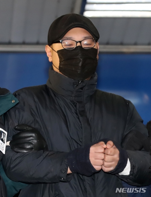 임세원 강북삼성병원 정신건강의학과 교수를 흉기로 찔러 살해한 박모씨가 9일 오전 서울 종로구 종로경찰서에서 검찰로 송치되고 있다. /사진=뉴시스